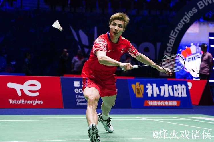 羽联总决赛：石宇奇直落两局击败李诗沣，小组赛首战告捷